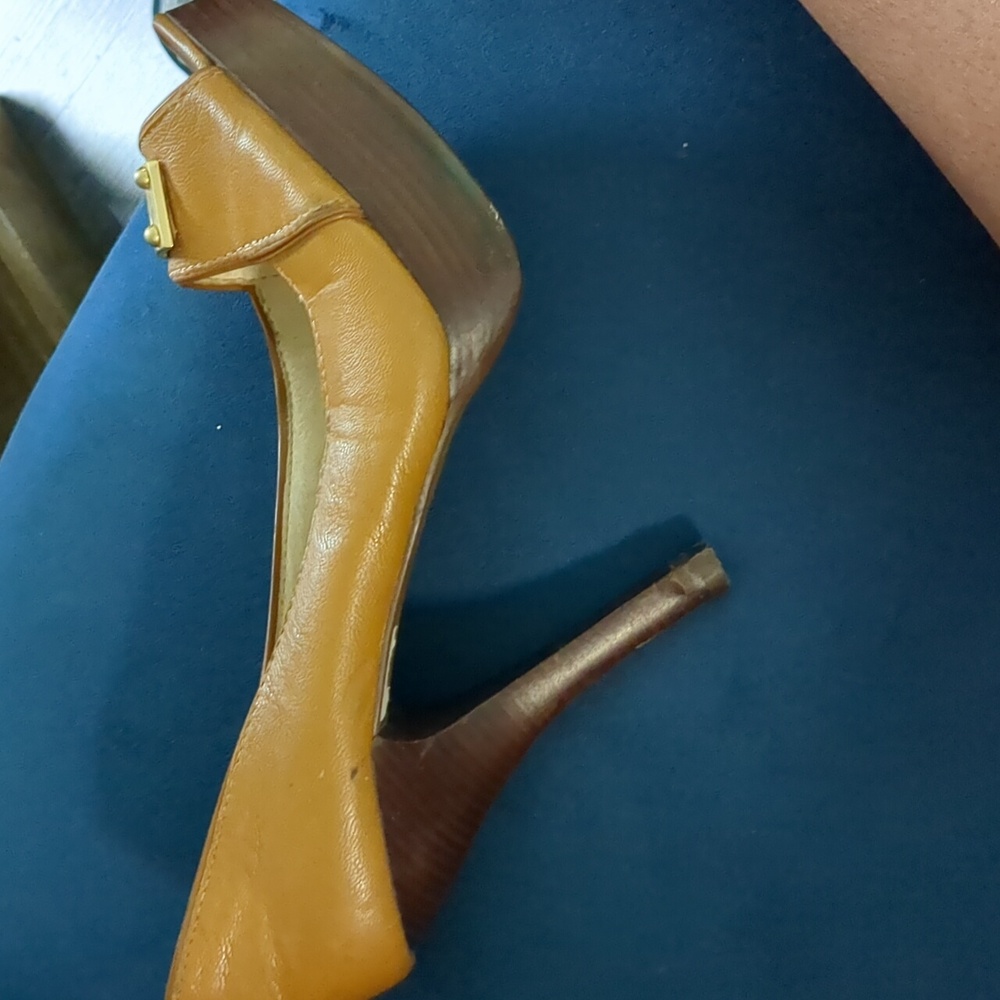 Shoes - Picture 5 of 8